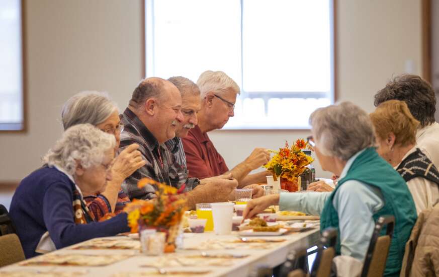 Photos: Community gathers for free Thanksgiving meal 