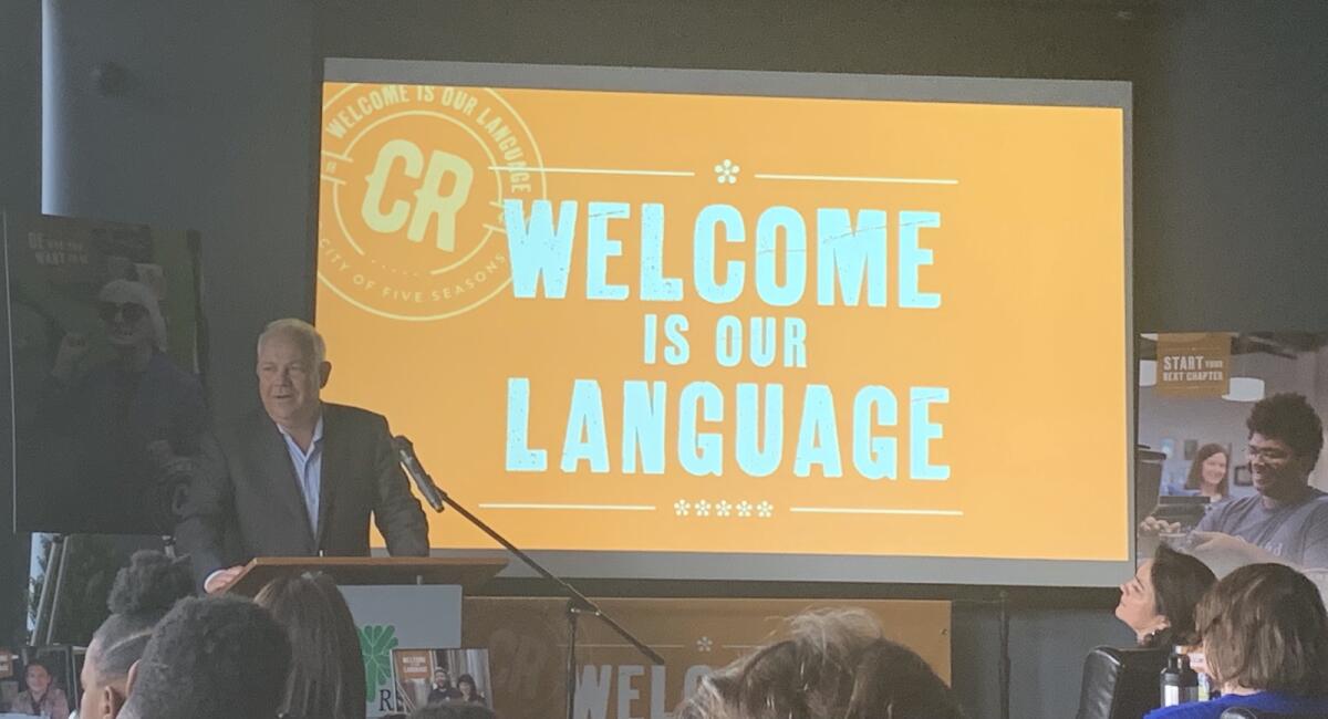 Cedar Rapids spouští kampaň „Vítejte v našem jazyce“ na podporu začlenění návštěvníků a obyvatel