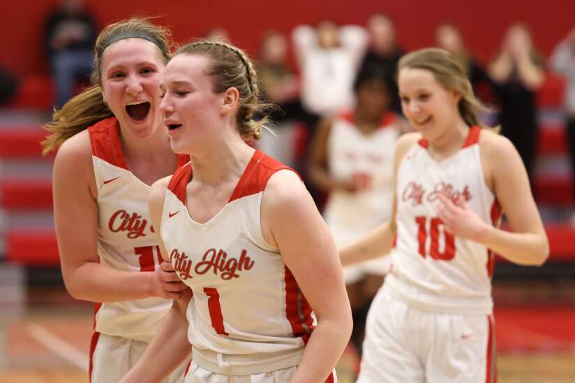 4th-quarter surge sends Iowa City High to girls’ state basketball tournament
