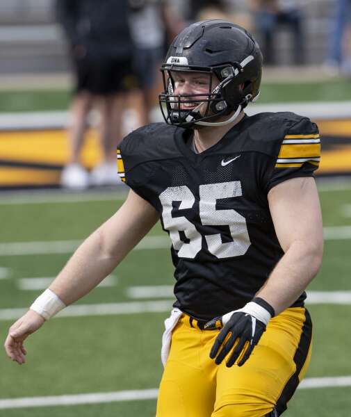 Why Iowa lineman Logan Jones’ quick switch from defense to offense feels ‘natural’