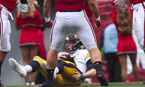 Nonexistent offense plagues Hawkeyes in humbling 27-7 loss to Wisconsin