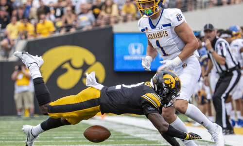 Terry Roberts makes ‘his presence felt’ in 2022 Iowa secondary