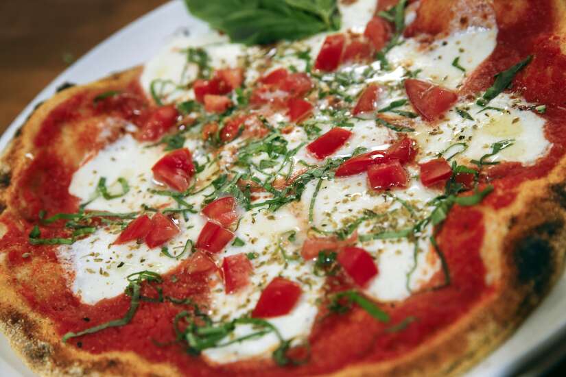Tavern Blue brings mini golf, Neapolitan pizza to Coralville