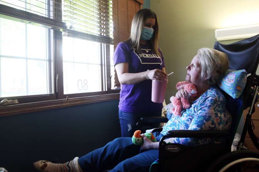 Cedar Rapids woman honors her mother with dementia by being the mom she always looked up to