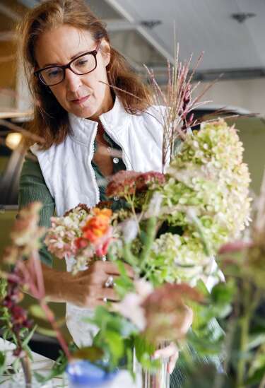 Cedar Rapids woman turns loss into life through bouquet giveaways