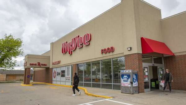 Which grocery store could Cedar Rapids recruit to replace Hy-Vee on First Avenue?