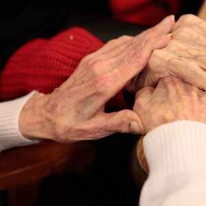 Opinion: Seniors deserve a choice when it comes to pain management