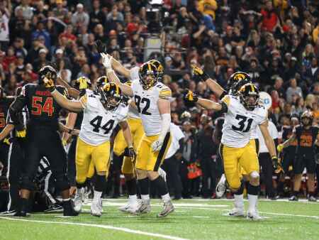 Turnovers help No. 5 Iowa rout Maryland on road
