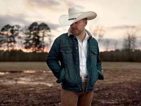 Justin Moore bringing new music, high-energy show to Cedar Rapids
