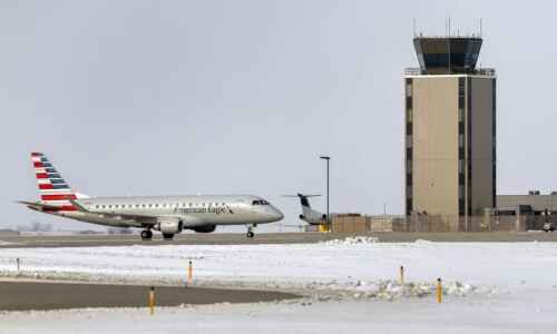 Eastern Iowa Airport’s nonstop flight to Phoenix Sky Harbor to pause in April, resume in…