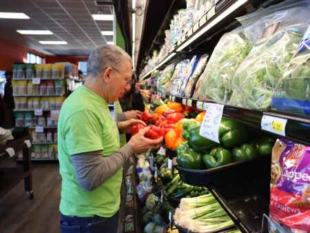 Retired grocer helps build nonprofit grocery store