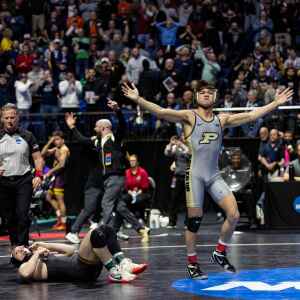 Spencer Lee upset in NCAA semifinals, Real Woods advances
