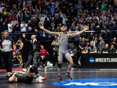 Spencer Lee upset in NCAA semifinals, Real Woods advances