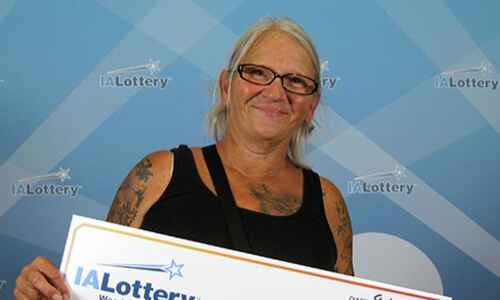 Cedar Rapids woman wins $300,000 lottery prize