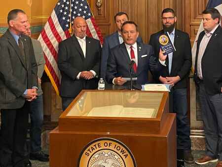 Lawmakers, advocates celebrate Iowa gun rights amendment