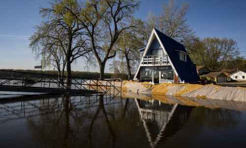 ‘It’s scary’: Eastern Iowa communities battle flooding Mississippi River