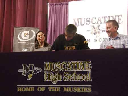 Joe Wieskamp makes Muscatine proud signing with Iowa