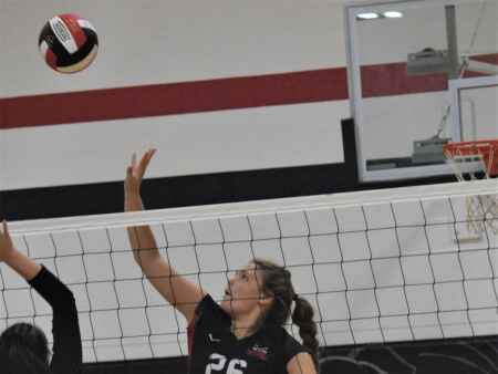 Arrows shoot down WMU in SEISC volleyball
