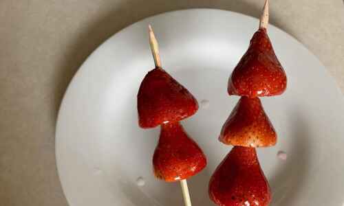 Make sweet, sugary 'bing tanghulu' treats for the Chinese Lunar New Year