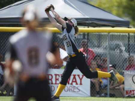 Sigourney pulls another stunner in state softball quarterfinals