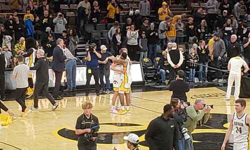 Super comeback: Hawkeye men come from 20 points down to beat Gophers, 90-85
