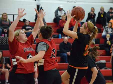 Highland, Washington girls basketball scrimmage to prepare for season