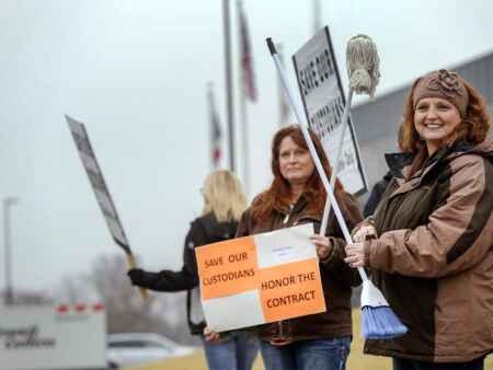 100 pickets mark Rockwell Collins cutbacks
