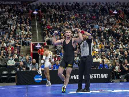 Jacob Warner extends Iowa’s streak of NCAA wrestling finalists