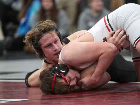 2A state wrestling: Mount Vernon’s Ryan and Jaspers brothers advance to quarterfinals