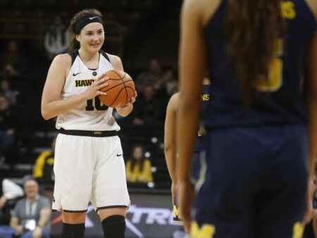 Megan Gustafson’s 34 points carry Iowa to bounce-back win at Illinois