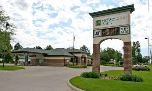 MidWestOne to acquire Iowa First Banshares