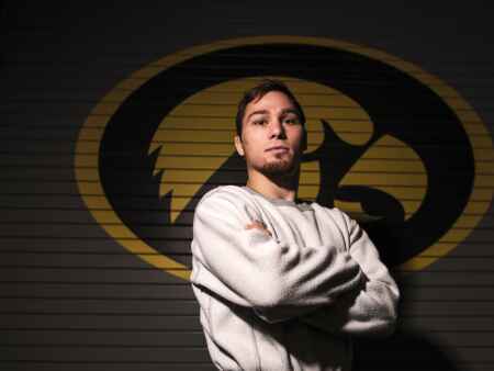 Spencer Lee dominant in debut for top-ranked Iowa