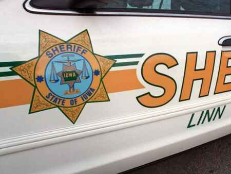 One dead in single-vehicle crash in Linn County