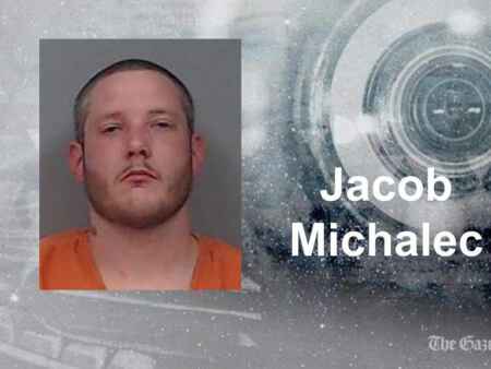 Hiawatha man leads officers on chase, charged with vehicle theft and burglary tool possession