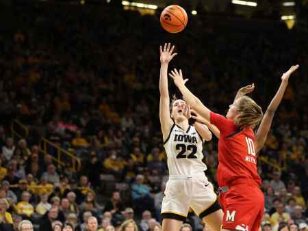 Applesauce, muffins ... and a 7th straight win for the Hawkeyes