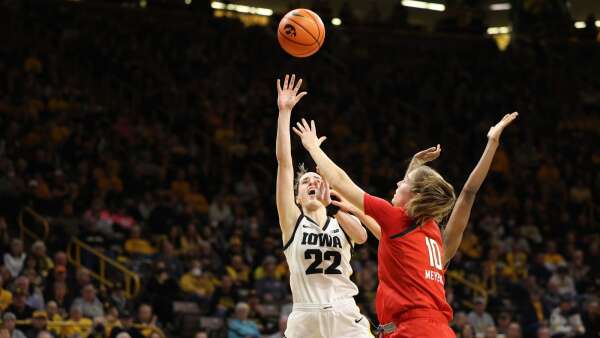 Applesauce, muffins ... and a 7th straight win for the Hawkeyes