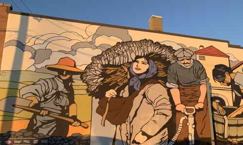 NewBo mural pays ‘Homage to Immigrants’ who shaped Cedar Rapids