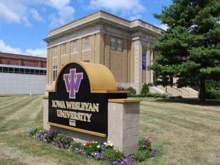 Iowa Wesleyan University warned governor of looming closure