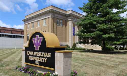 Iowa Wesleyan University warned governor of looming closure