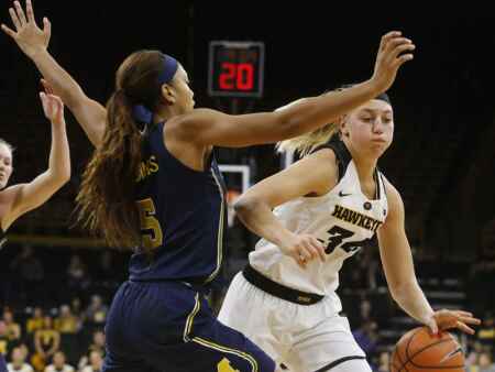 ‘Gritty’ Hawkeyes top Michigan, move to 14-1