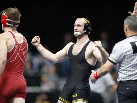 NCAA wrestling 2019: Thursday's Iowa results, team scores and more