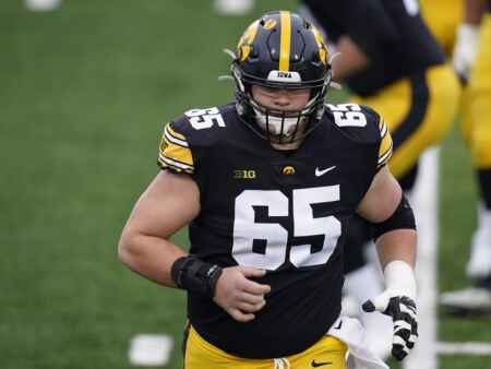 Iowa football summer check-in: Offensive line