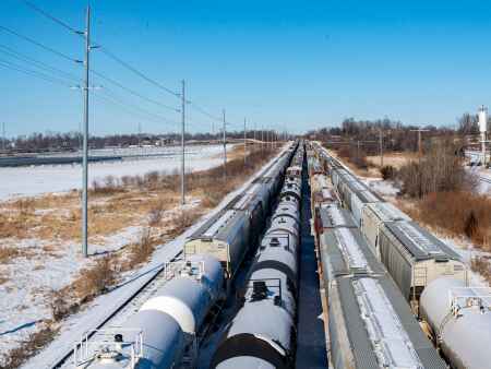 Lawmakers advance bill limiting length of freight trains in Iowa