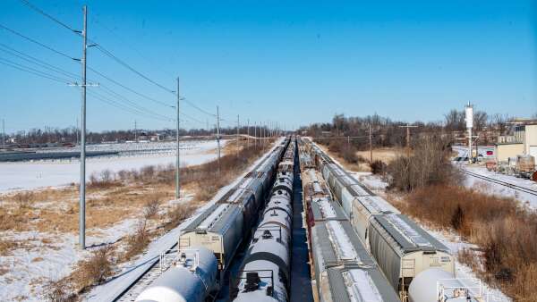 Lawmakers advance bill limiting length of freight trains in Iowa