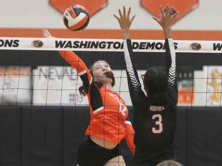 Washington volleyball continues to struggle