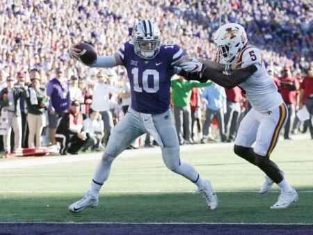 Kansas State pulls out 20-19 victory over Iowa State on controversial game's final play
