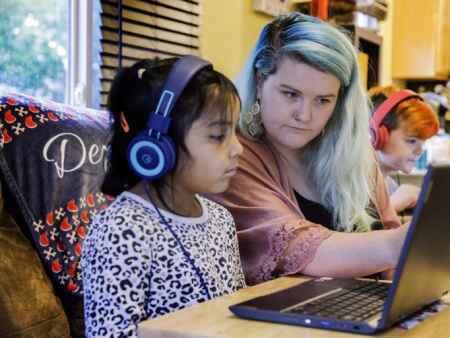 Iowa City parents create ‘pods’ for students in online learning