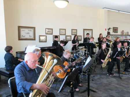 Mid-Prairie jazz band plays Washington library