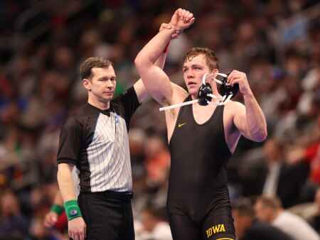 Iowa goes 8-2 in opening round of NCAA Wrestling Championships