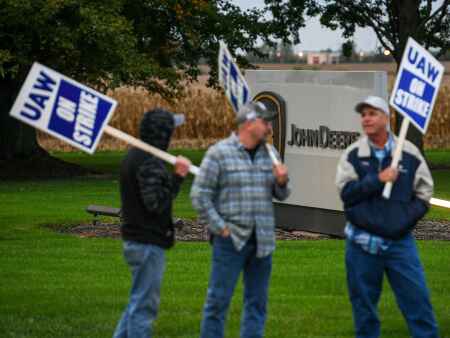 Union wants picketing restrictions lifted outside Deere plant